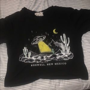 Black cropped alien shirt